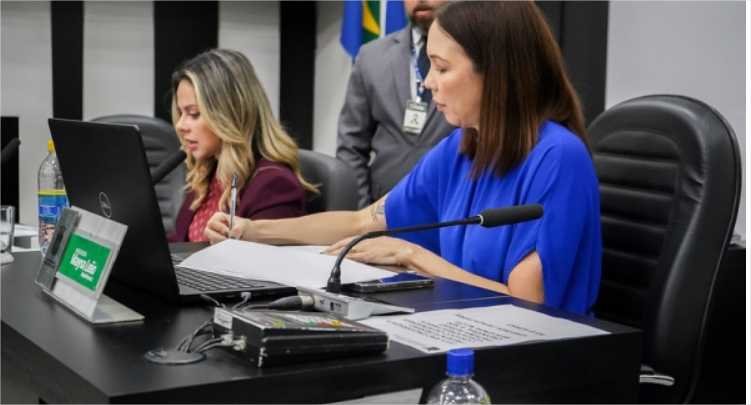 Homenagem a jogadores e mulheres marcam agenda da semana na Câmara