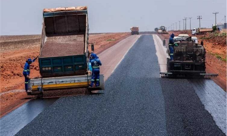 Convênios de R$ 96,3 milhões para asfaltar estradas municipais fortalecem desenvolvimento de regiões em MT