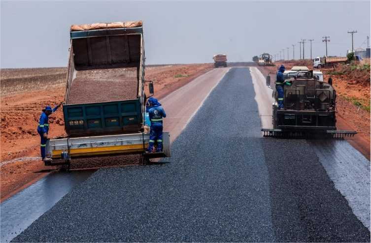 Convênios de R$ 96,3 milhões para asfaltar estradas municipais fortalecem desenvolvimento de regiões em MT