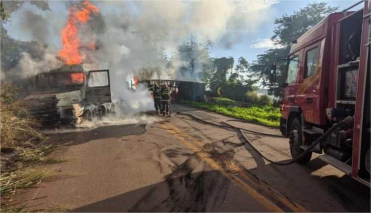 Bombeiros combatem incêndio em carreta que transportava algodão