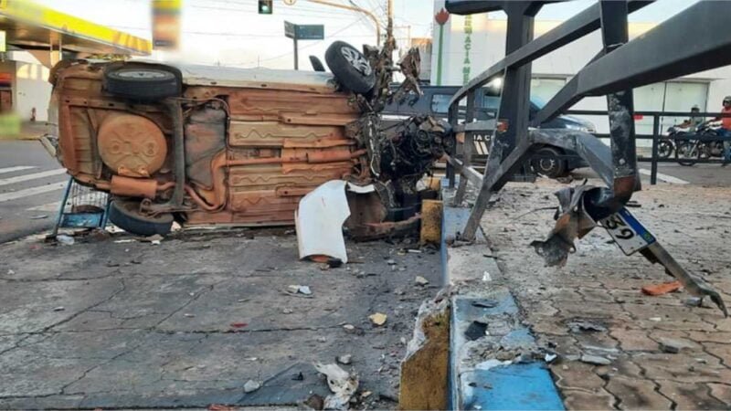 Motorista fica ferido após perder controle da direção e bater carro em estrutura de empresa