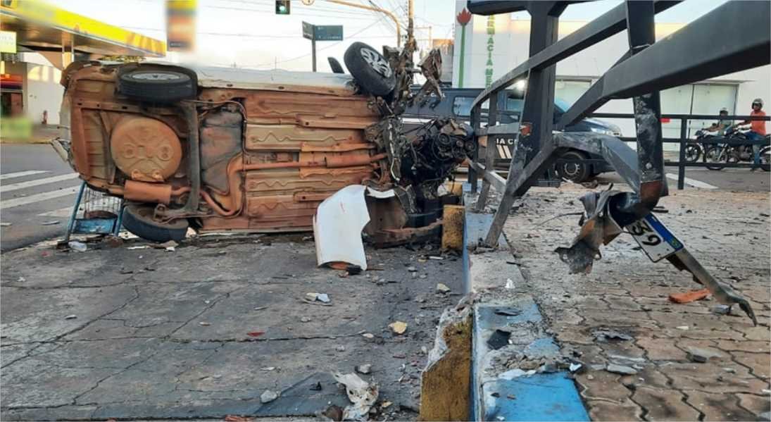 Motorista fica ferido após perder controle da direção e bater carro em estrutura de empresa