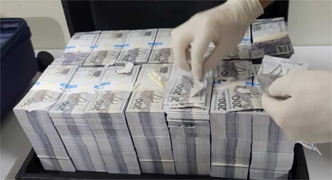Operação cumpre buscas, prisões e bloqueio de bens contra golpistas encontrados com mala de dinheiro falso