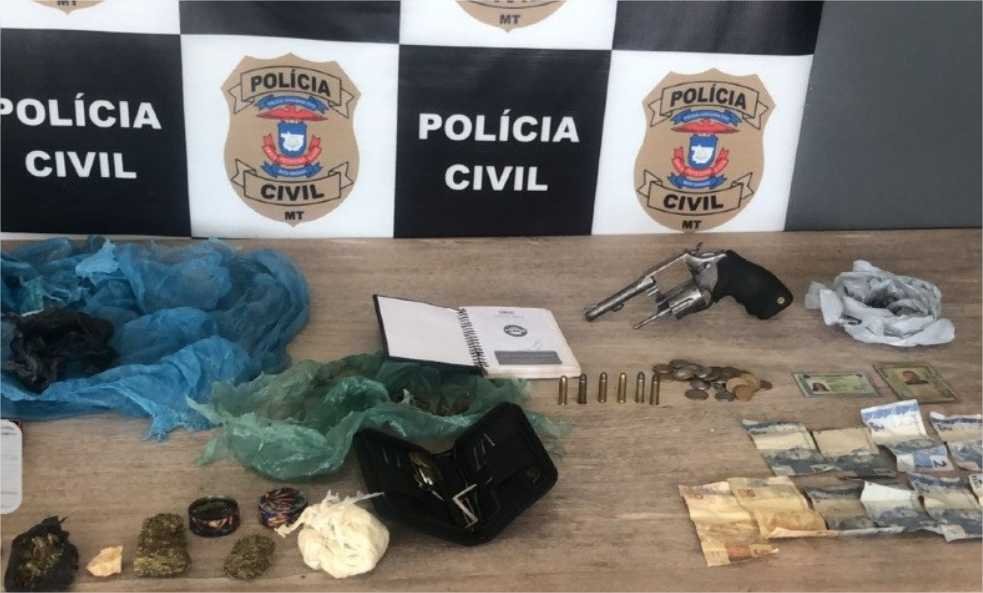 Quatro traficantes são presos com armas, drogas e munições