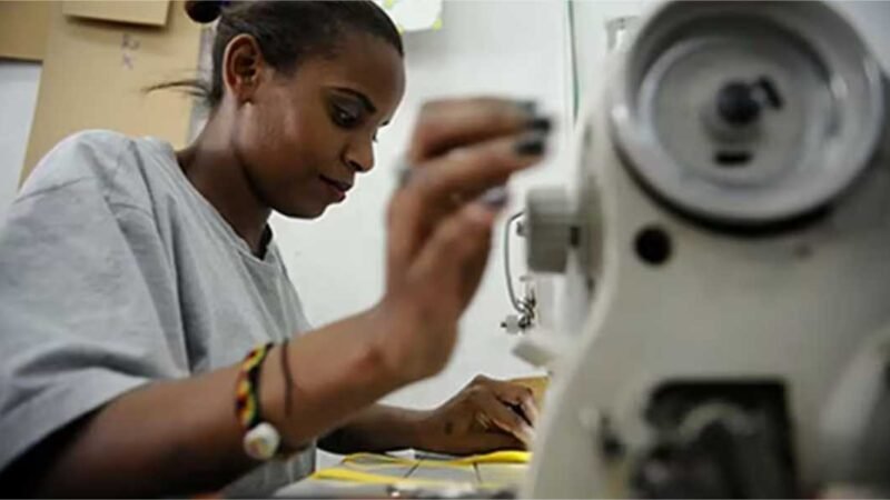 Setor de serviços interrompe sequência positiva e volta a recuar em fevereiro