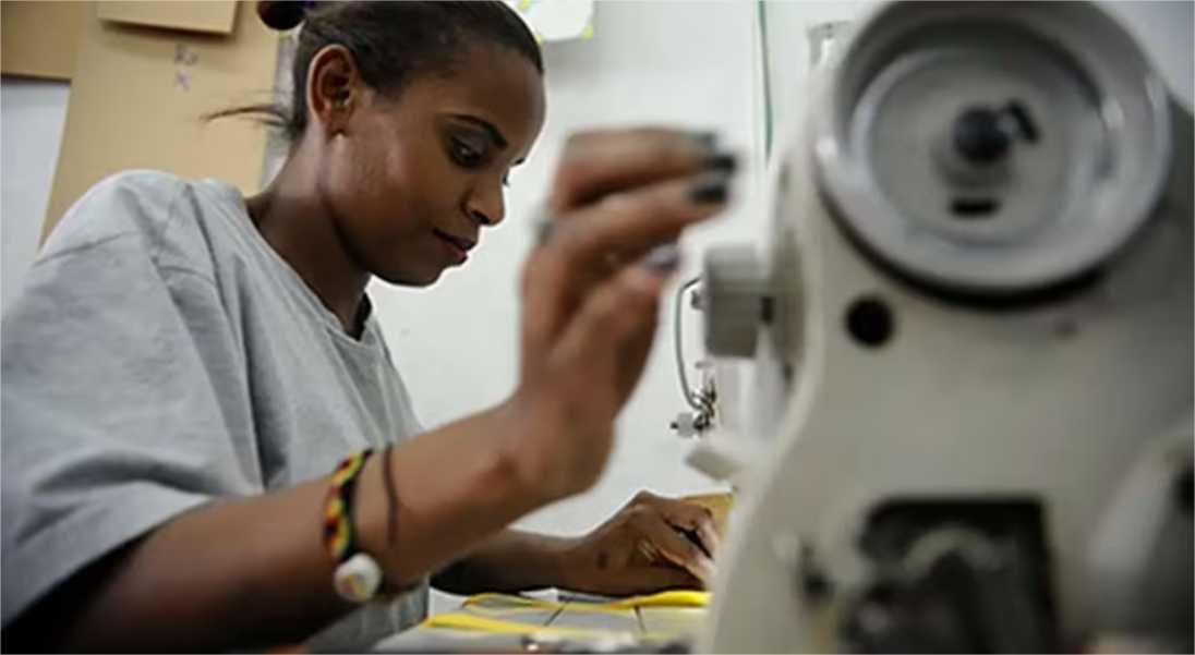 Setor de serviços interrompe sequência positiva e volta a recuar em fevereiro