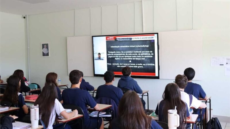 Estudantes recebem orientações e são conscientizados sobre bullying e cyberbullying