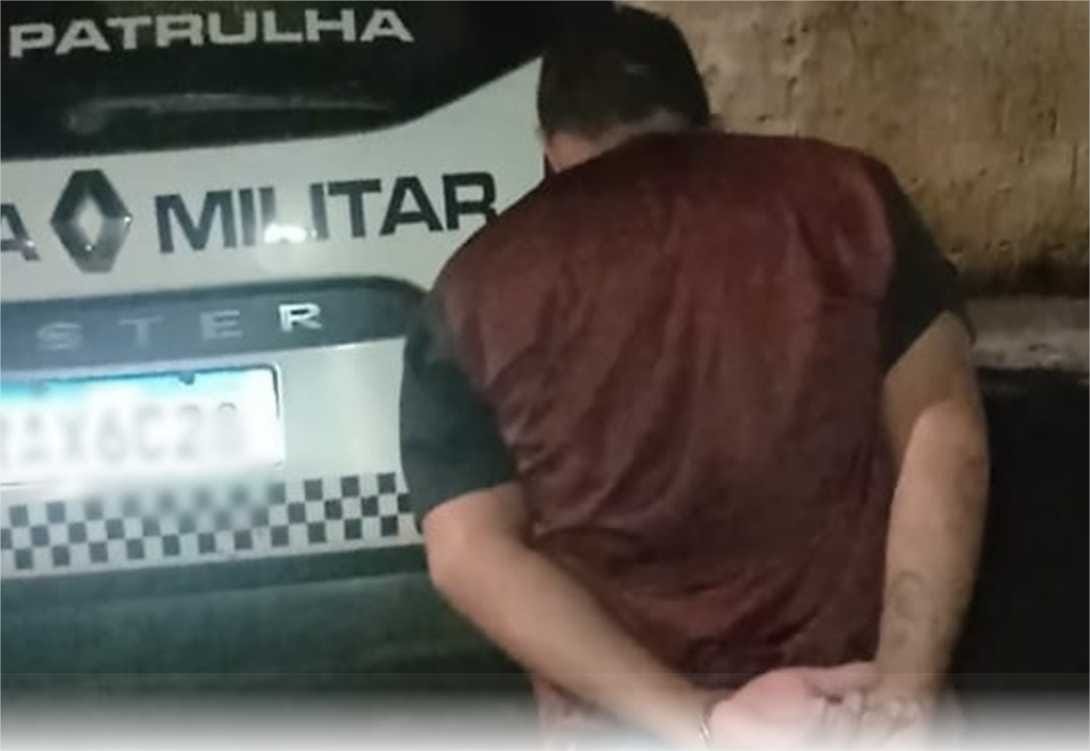 Filho é preso após ameaçar mãe de morte e quebrar móveis de casa