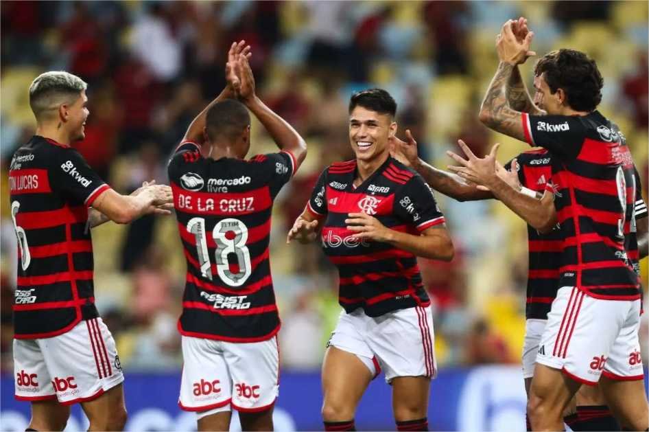 Flamengo bate São Paulo no Maracanã e lidera o Brasileirão