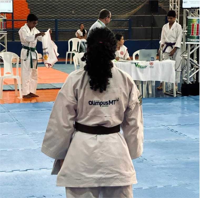“Poder competir internacionalmente é a prova do impacto transformador do Olimpus na carreira dela”, destaca mãe de carateca