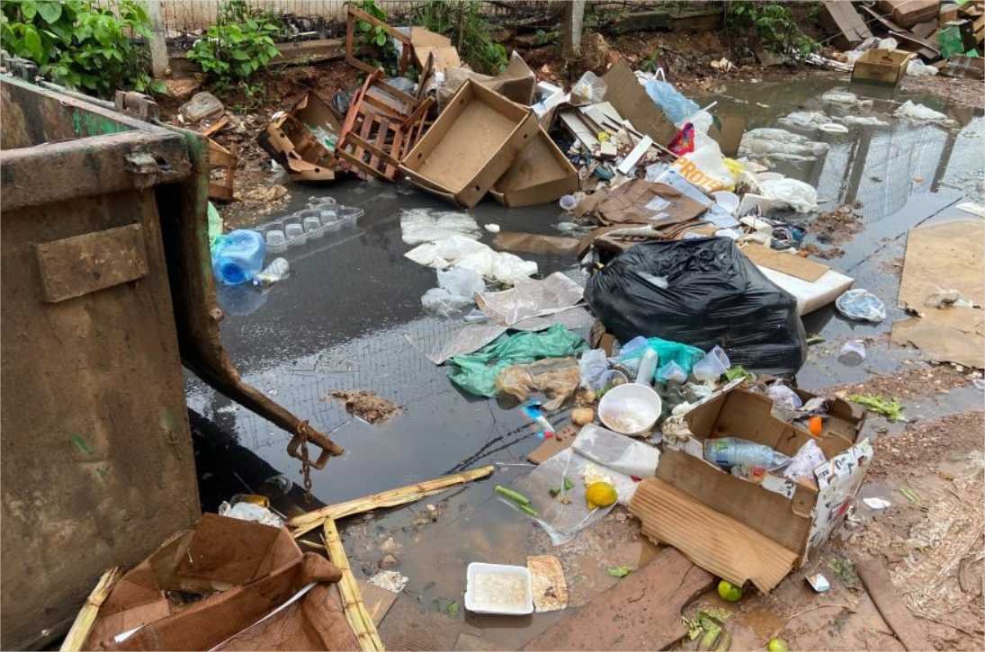 Mercado do Porto tem lixo a céu aberto; mau cheiro afugenta