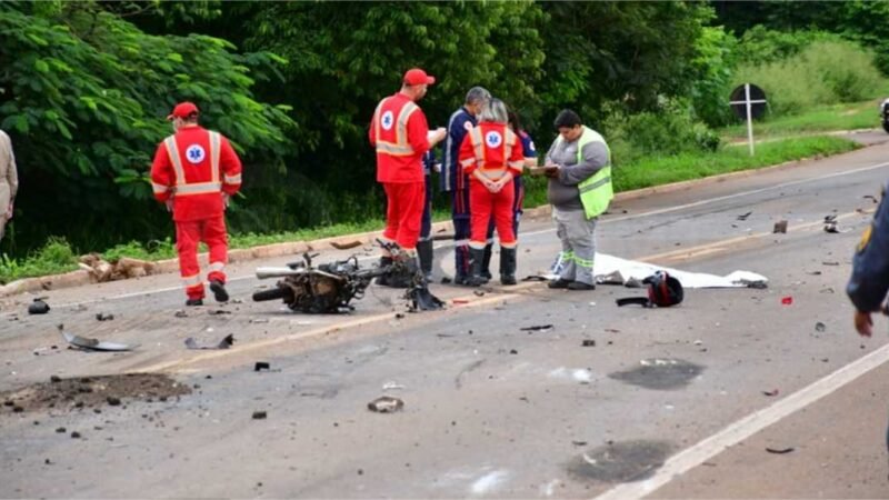 Motociclista morre após bater em carreta na MT-130