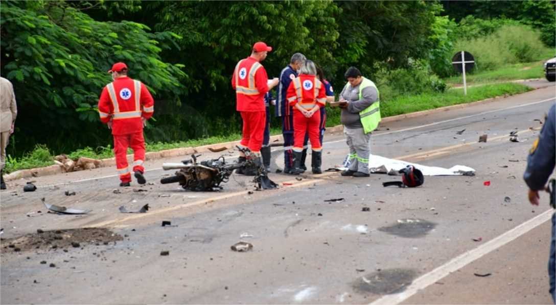 Motociclista morre após bater em carreta na MT-130