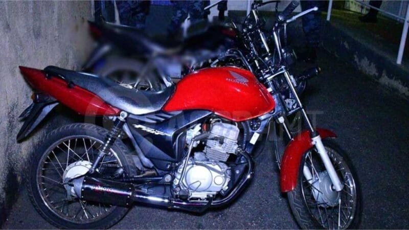Tio e sobrinho são presos pela Força Tática e moto é apreendida