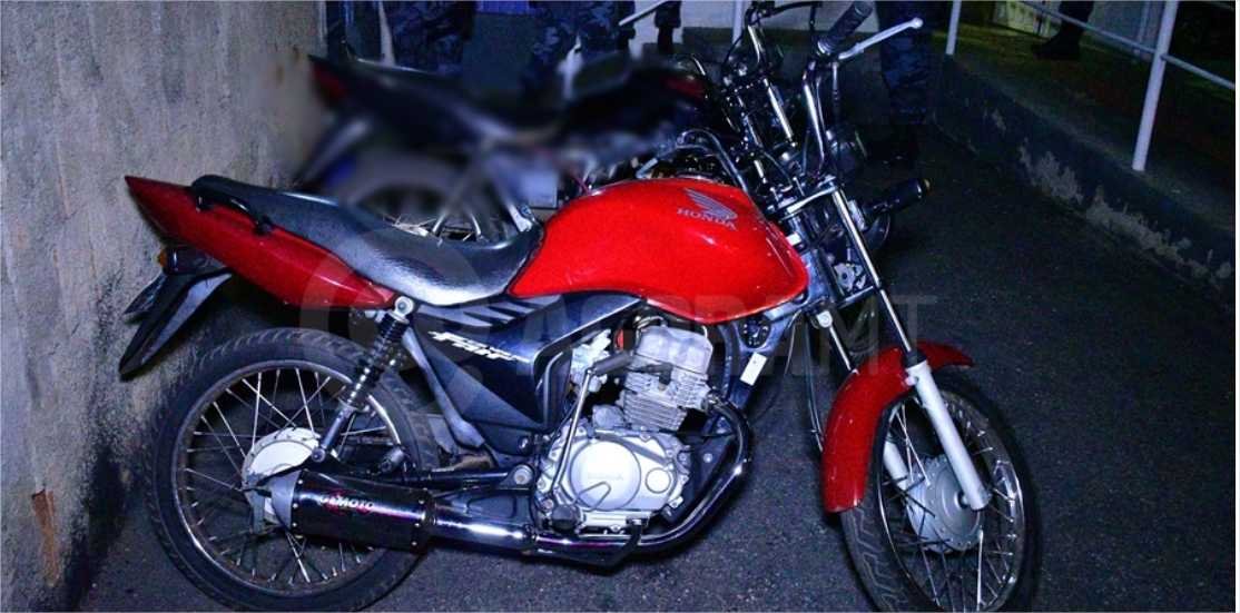 Tio e sobrinho são presos pela Força Tática e moto é apreendida