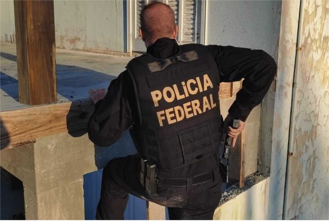 PF faz ação contra bando que escondia drogas em caminhões