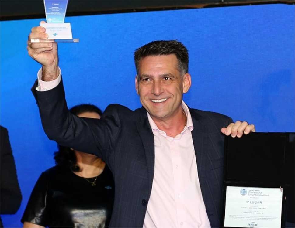 Prefeito de Campo Novo fatura dois prêmios de gestão empreendedora