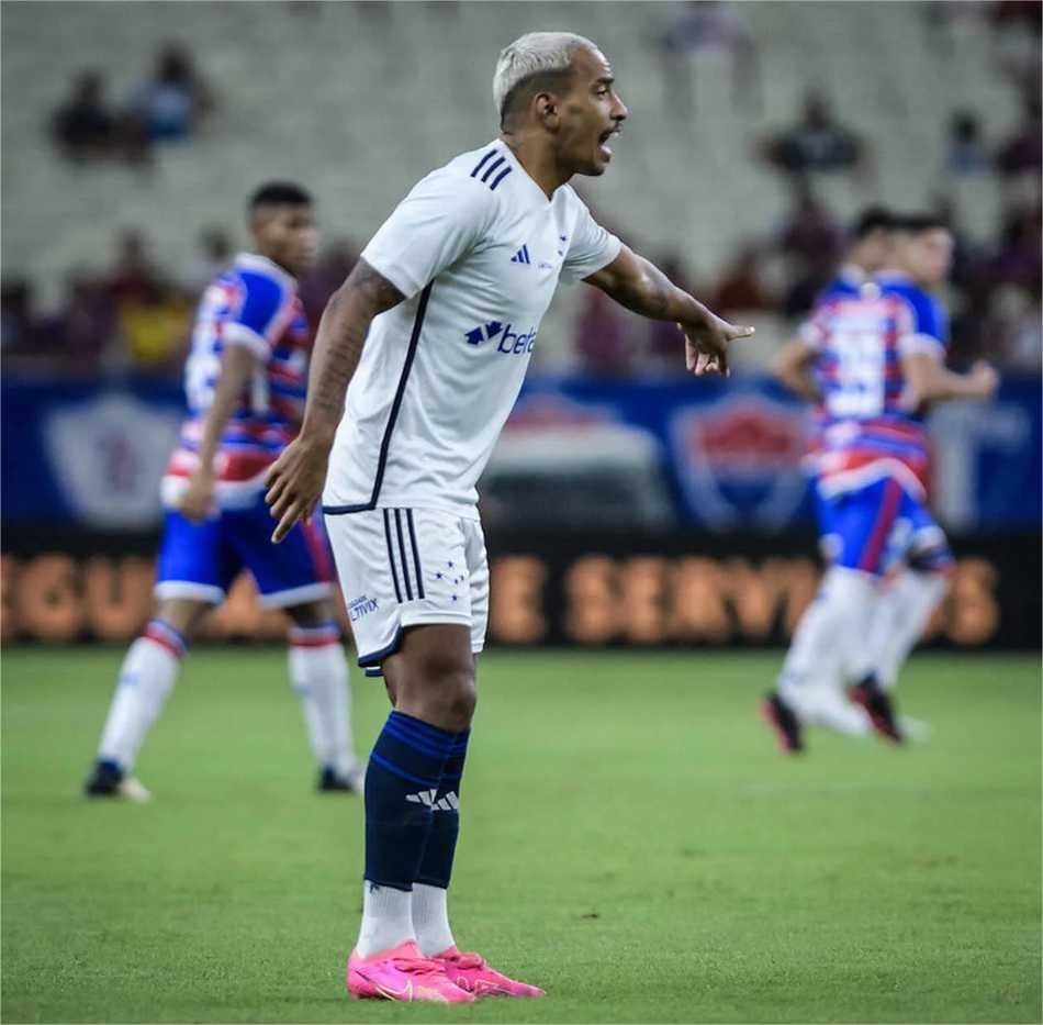Com um a menos, Cruzeiro arranca empate com o Fortaleza