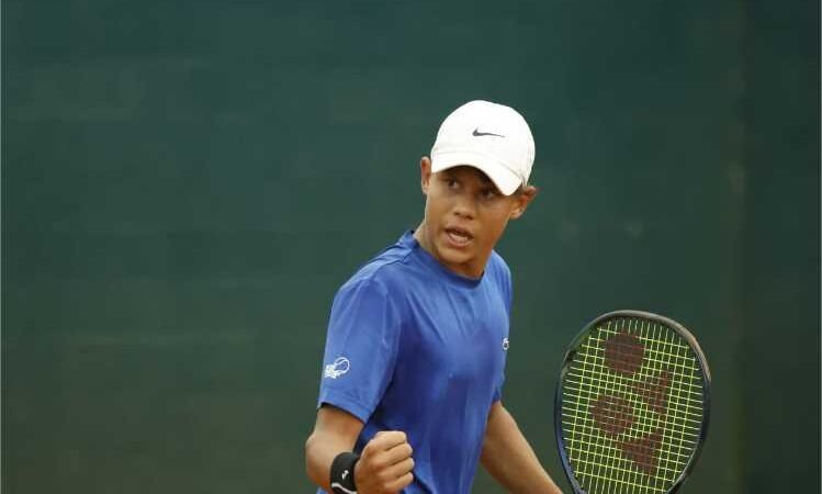 Atleta de 14 anos do programa de bolsa do Governo de MT é convocado para Sul-Americano de Tênis