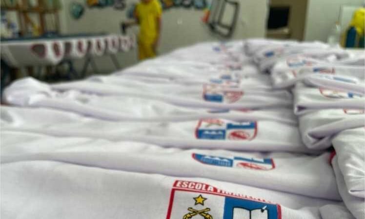Governo entrega 30 mil uniformes escolares confeccionados por reeducandos em MT