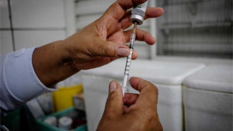 Primeira remessa da vacina contra a dengue chega em MT na próxima semana