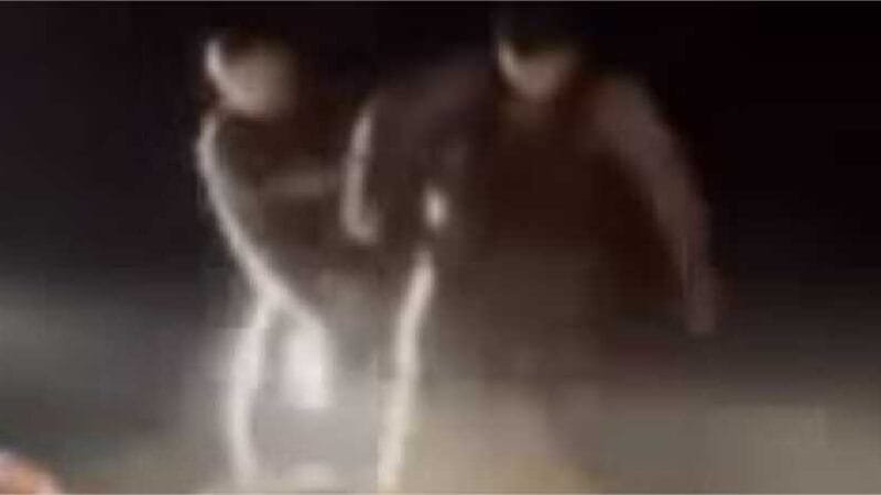 Vídeo flagra policiais militares agredindo dois homens com chutes; veja