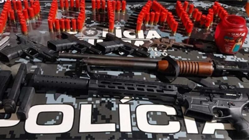 Rotam prende dois homens e apreende arsenal de armas de facção criminosa