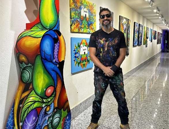 Adriano Ferreira realiza performance durante a exposição “Cuiabá em Curvas e Cores”