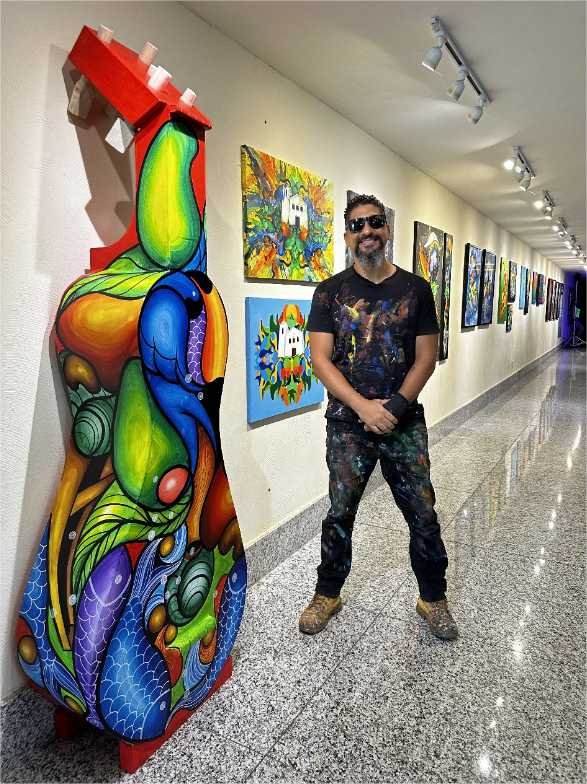 Adriano Ferreira realiza performance durante a exposição “Cuiabá em Curvas e Cores”