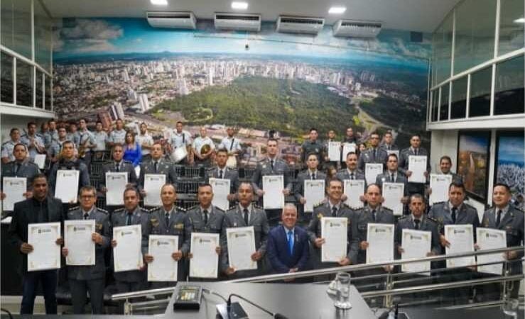 Presidente Chico 2000 reconhece trabalho da PM e homenageia 38 comandantes