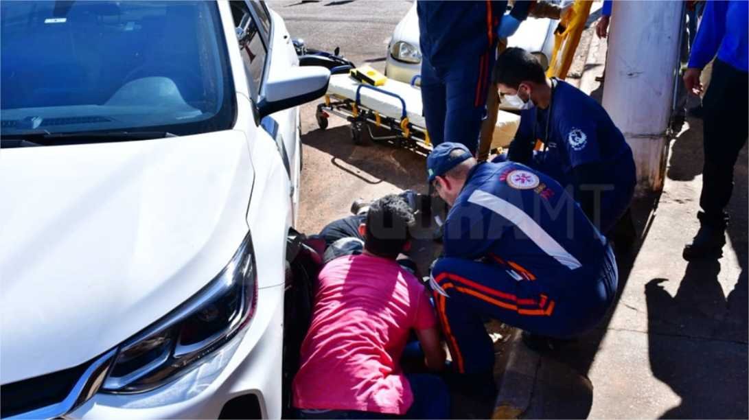 Motociclista fica desacordado embaixo de carro após batida violenta em Rondonópolis