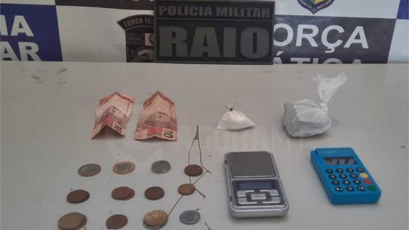 Durante patrulhamento, polícia prende suspeito e apreende drogas e balança de precisão