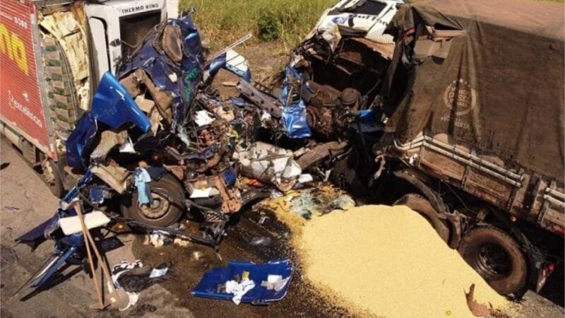 Caminhoneiro morre e dois ficam feridos em batida em rodovia