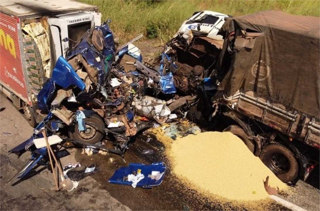 Caminhoneiro morre e dois ficam feridos em batida em rodovia