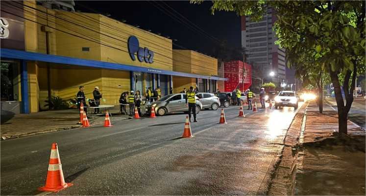 Fiscalização prende 6 motoristas alcoolizados e remove 50 veículos na Miguel Sutil