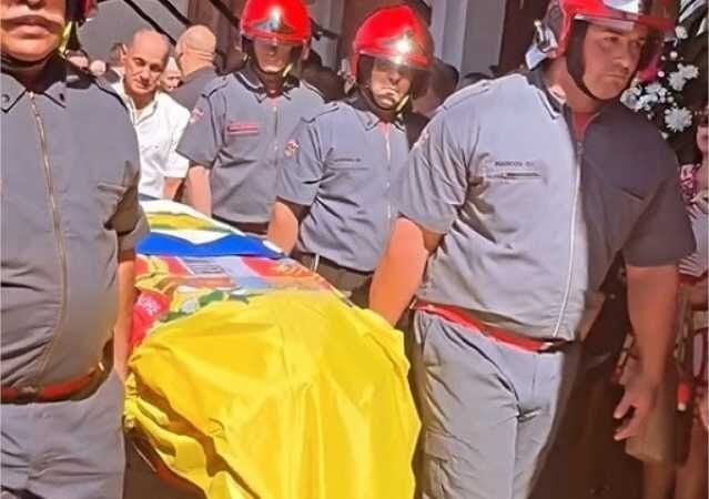 Corpo de Amália Barros é levado em caminhão dos Bombeiros; veja vídeo