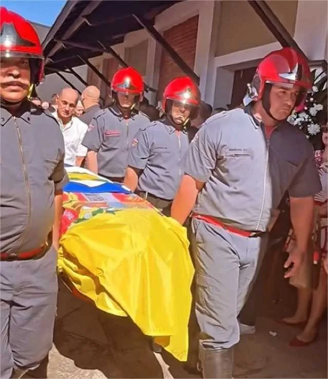 Corpo de Amália Barros é levado em caminhão dos Bombeiros; veja vídeo