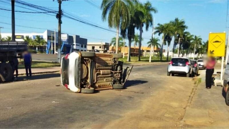 Uma mulher ficou ferida após capotar um carro Uno, na manhã desta segunda-feira (13), na rua São Paulo, em Primavera do Leste-MT.