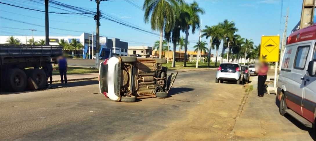 Uma mulher ficou ferida após capotar um carro Uno, na manhã desta segunda-feira (13), na rua São Paulo, em Primavera do Leste-MT.