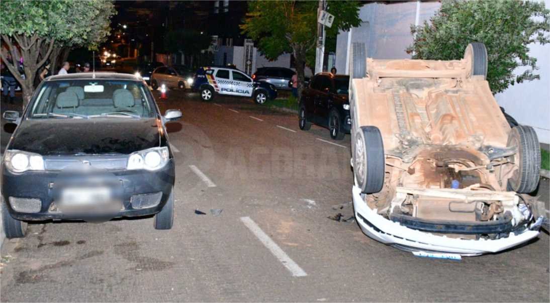Motorista bate na traseira de carro estacionado e capota veículo na Vila Aurora