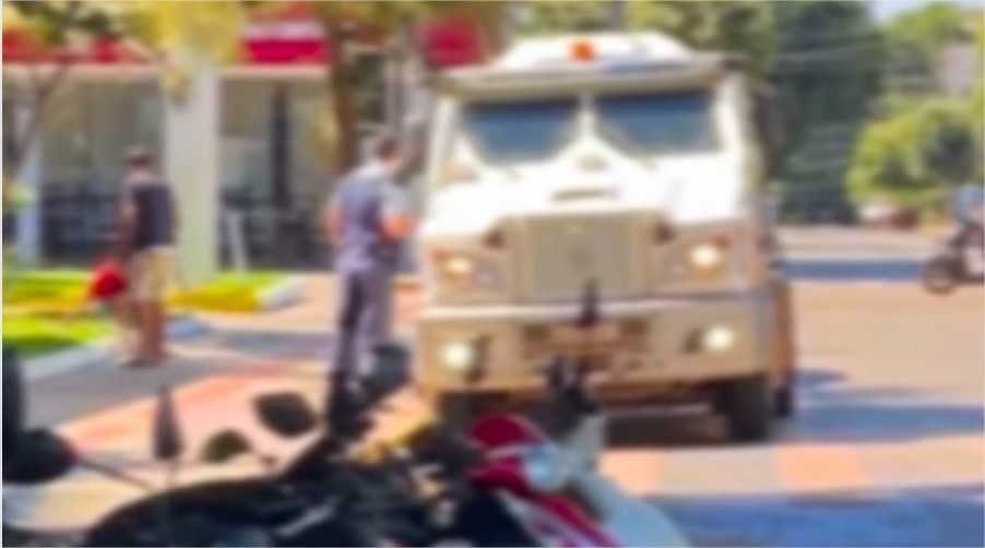PM é acionada após andarilho ameaçar vigilante de carro-forte na Praça da Juventude em Sorriso