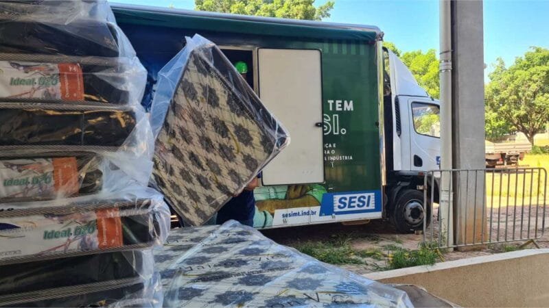 Colchões arrecadados por advogados seguem para o Rio Grande do Sul