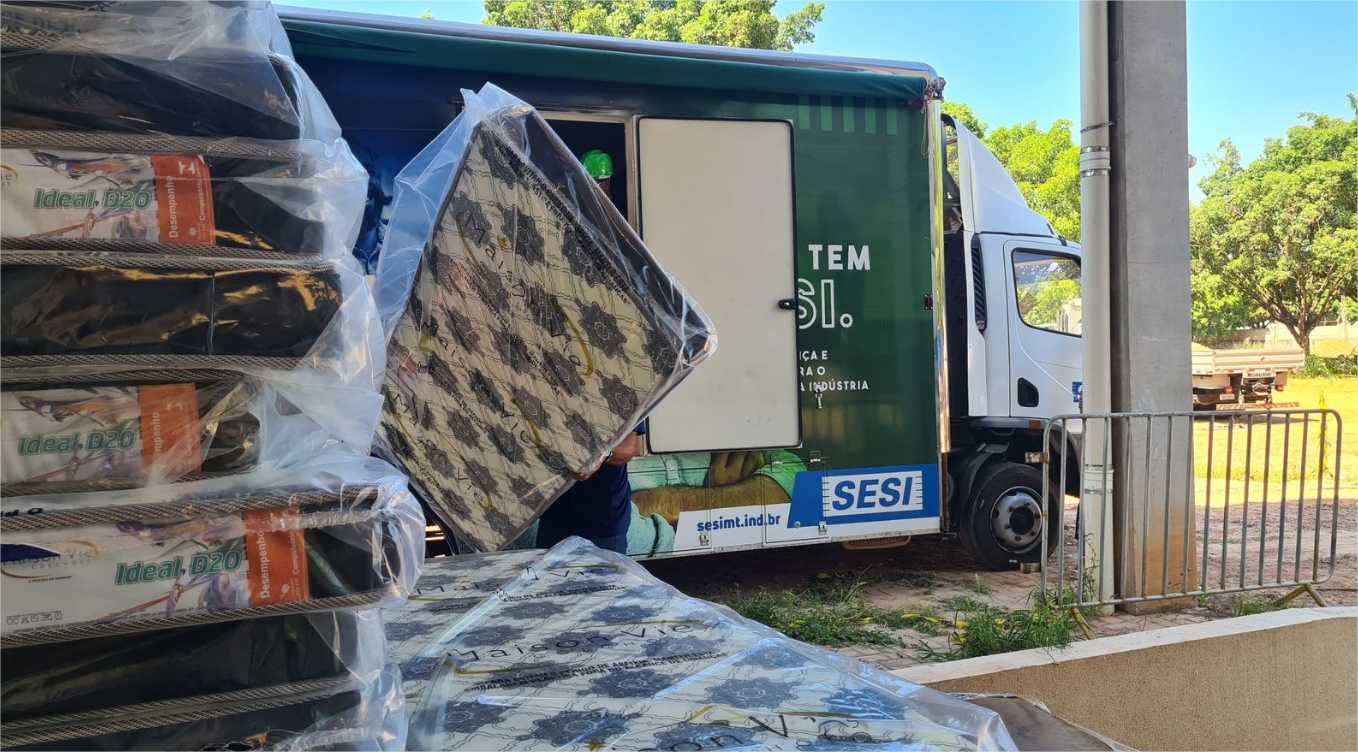 Colchões arrecadados por advogados seguem para o Rio Grande do Sul