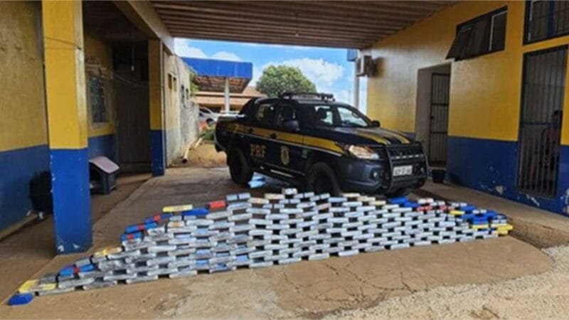 PRF apreende 200 kg de drogas em caminhão que seguia com faróis apagados na BR-070