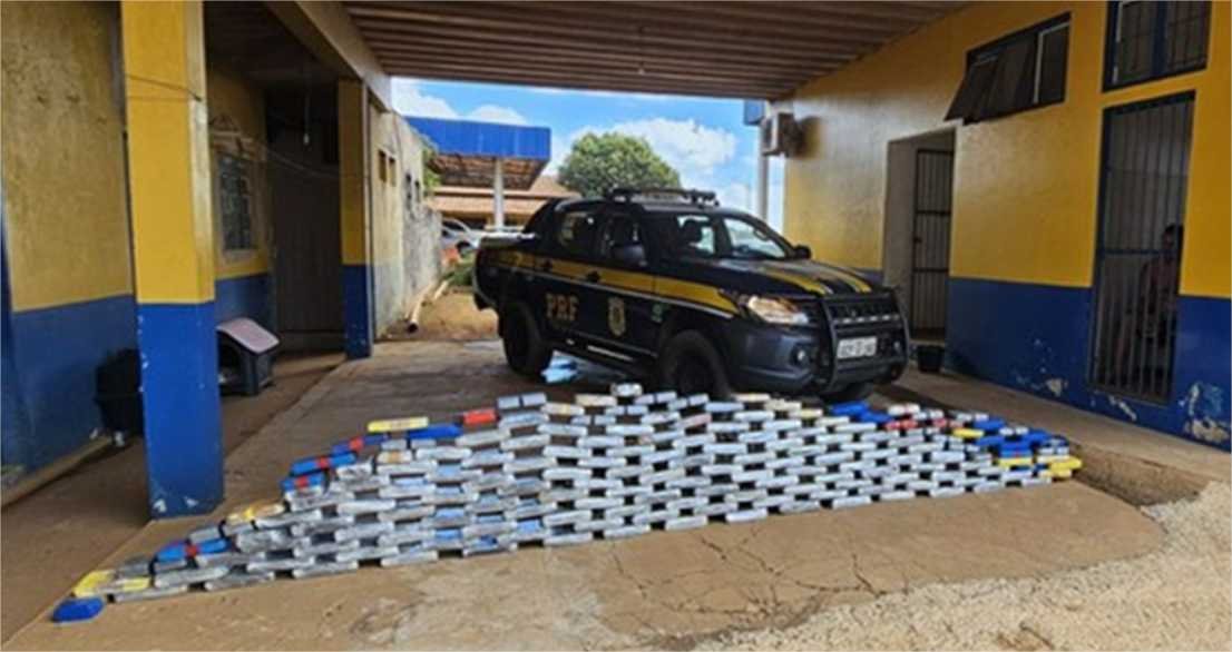 PRF apreende 200 kg de drogas em caminhão que seguia com faróis apagados na BR-070