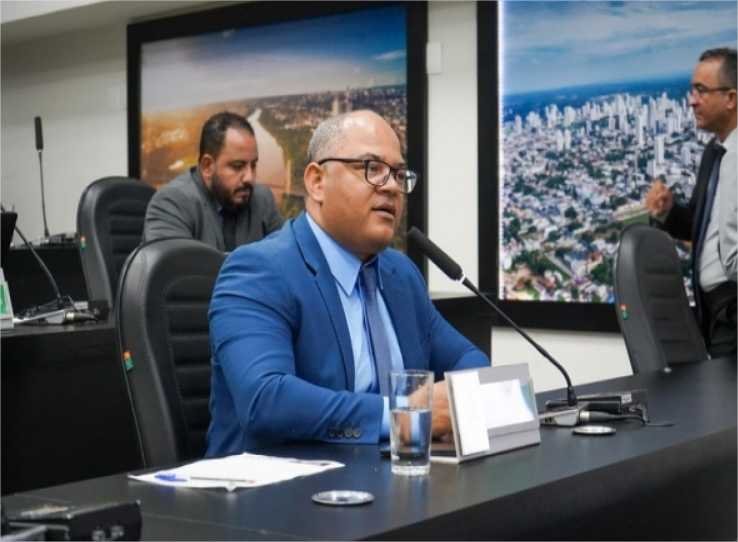 Indicações de tapa-buracos e asfalto são protocoladas pelo vereador Eduardo Magalhães