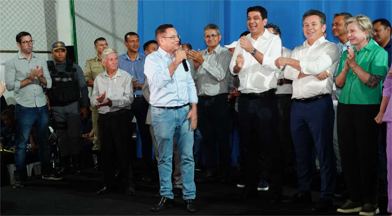 Com apoio da ALMT, moradores de Várzea Grande recebem escrituras registradas em cartório