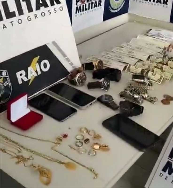 Companhia Raio prende três pessoas por furto e receptação de relógios e joias