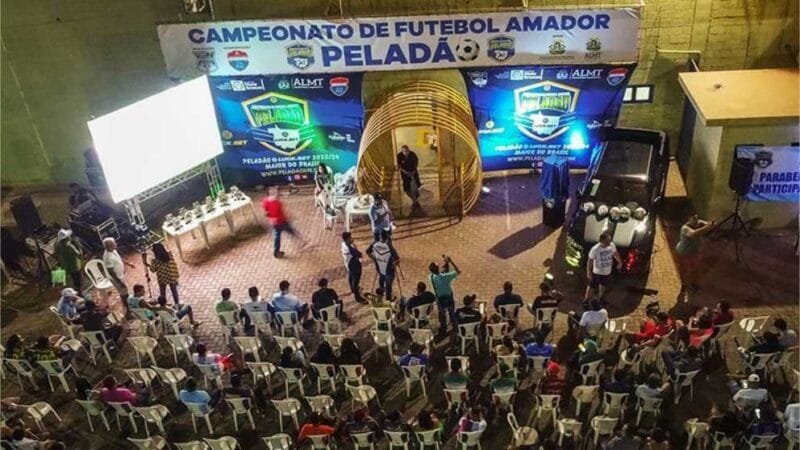 Peladão entrega uniformes novos aos classificados para as oitavas de final