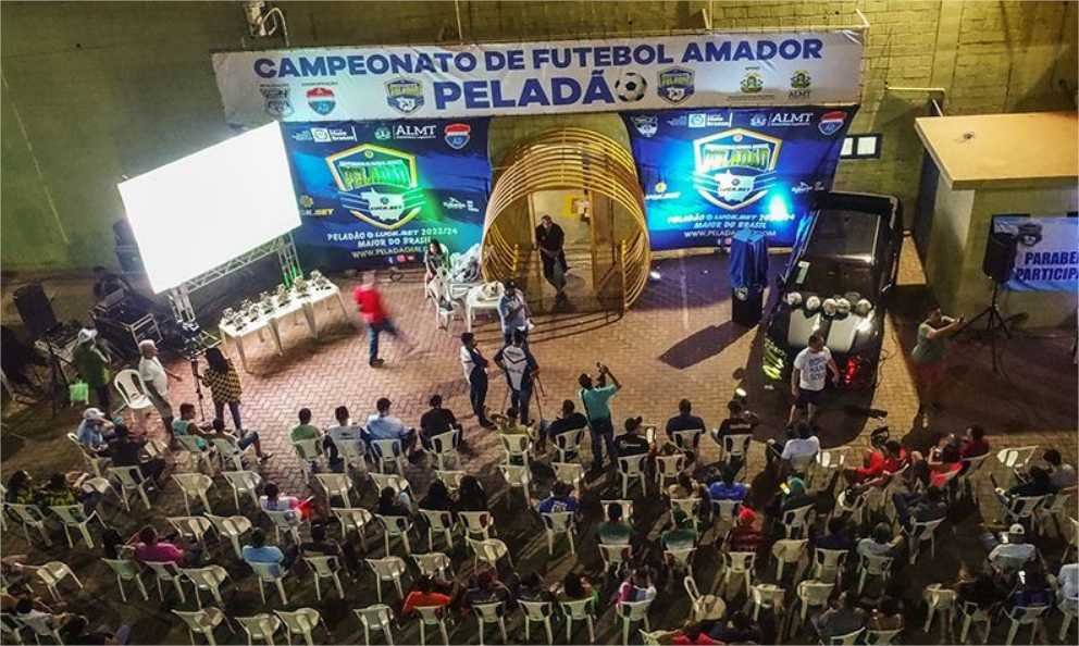 Peladão entrega uniformes novos aos classificados para as oitavas de final